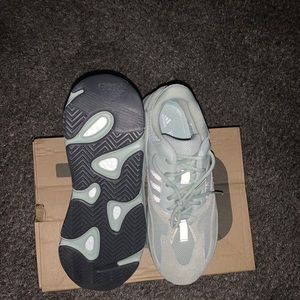 Yeezy 700 EG7487 size 9.5 salt